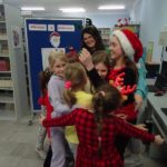 Mikołajki w bibliotece - podczas zabawy dzieci przytulają się