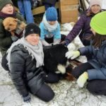 Zimowa wyprawa klas piątych -zabawy dzieci z psami