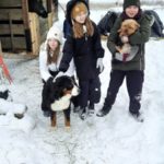 Zimowa wyprawa klas piątych -zabawy dzieci z psami
