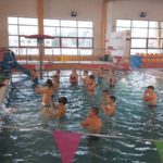 Andrzejki na Pływalni Miejskiej - dzieci bawią się w wodzie