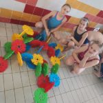 Andrzejki na Pływalni Miejskiej - trzy dziewczęta i ich budowla z kolorowych klocków