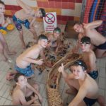 Andrzejki na Pływalni Miejskiej - chłopcy budują basen z klocków