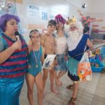 Andrzejki na Pływalni Miejskiej - prowadząca imprezę i nagrodzeni uczniowie