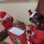 Dzieci rozpakowują prezenty mikołajkowe