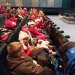 Mikołajki w SP 4- uczniowie siedzą w sali kinowej Grajewskiego Centrum Kultury