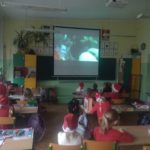Mikołajki w SP 4- dzieci oglądają film w klasie