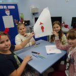 Mikołajki w bibliotece - cztery dziewczynki pokazują rysunek Mikołaja