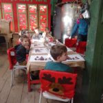 Konsulat Świętego Mikołaja Kętrzyn Poland - dzieci siedzą przy stolikach