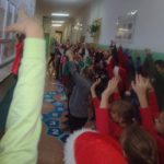 Mikołajki w SP 4- tłum dzieci tańczy na korytarzu