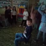 Andrzejki w klasie II b - chłopak siedzi na krześle
