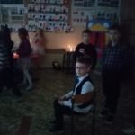 Andrzejki w klasie II b - chłopak siedzi na krześle