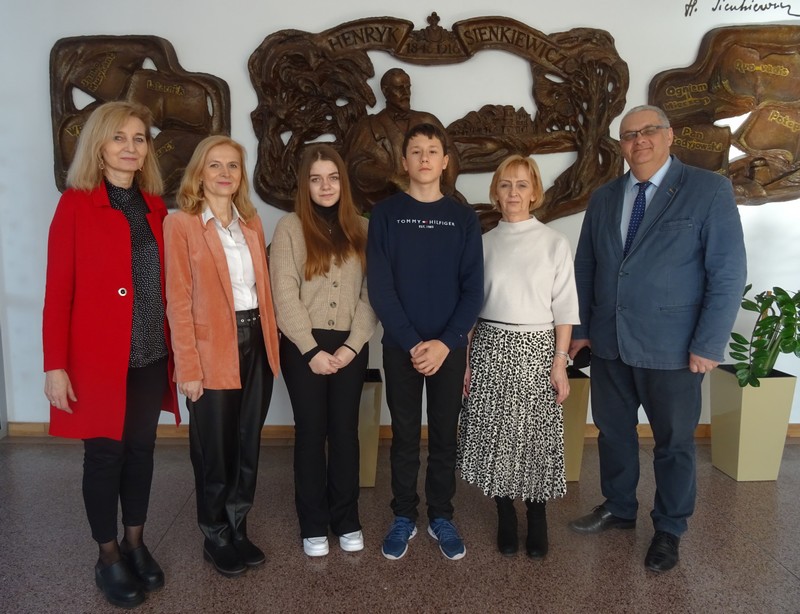 Laureaci Wojewódzkich Konkursów Przedmiotowych z Dyrekcją szkoły i swoimi nauczycielami