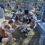 Akcja wolontariuszy sprzątania opuszczonych i zaniedbanych grobów na cmentarzu parafialnym w Grajewie