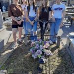 Akcja wolontariuszy sprzątania opuszczonych i zaniedbanych grobów na cmentarzu parafialnym w Grajewie