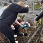Wolontariusze SP 4 sprzątają stare groby na grajewskim cmentarzu