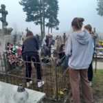 Wolontariusze SP 4 sprzątają stare groby na grajewskim cmentarzu