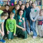 Grupa uczniów z nauczycielką ubranych na zielono