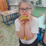 Program "Trzymaj Formę" - uczennica spożywa zdrową kanapkę