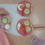 Program "Trzymaj Formę" - uczniowie klas II a i II d pod kierunkiem wychowawczyń przygotowali zdrowe kanapki