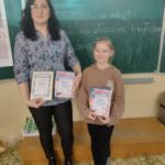 Uczennica nagrodzona w Szkolnym Konkursie Ortograficznym dla klas trzecich z wychowawczynią
