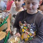 Uczeń pokazuje własnoręcznie przygotowaną czekoladę