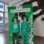 Uczniowie ubrani na zielono przy fotoramie