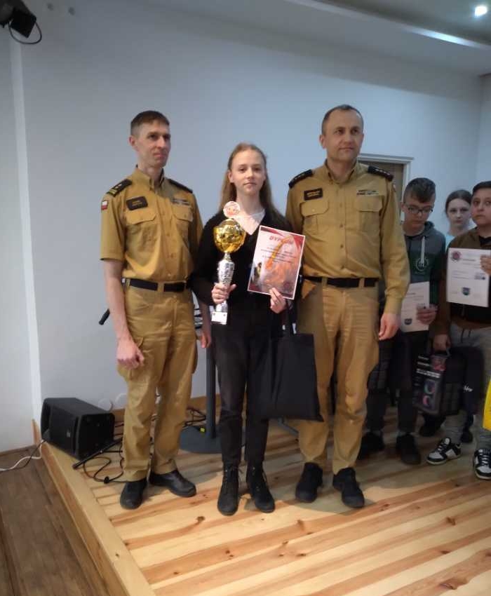 Uczennica nagrodzona w konkursie pożarniczym wraz z dwoma strażakami