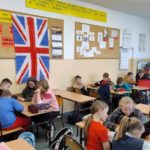 Dzień Języka Angielskiego - dzieci rozwiązują zagadki
