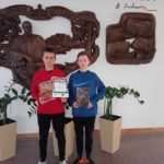 Dwóch chłopców trzyma nagrody otrzymane w konkursie recytatorskim