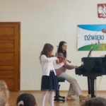 Uczniowie klas I – III oraz przedszkolaki na koncercie z cyklu „Dźwięki Wiosny” w Państwowej Szkole Muzycznej I st. im. J. S. Bacha w Grajewie