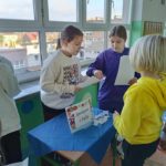 Koło Przyjaciół Biblioteki promuje książkę i bibliotekę na terenie szkoły.