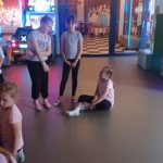 Uczniowie z klas drugich A i B z wizytą w centrum zabaw „Fabryka Misia”