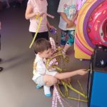 Uczniowie z klas drugich A i B z wizytą w centrum zabaw „Fabryka Misia”