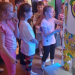 Uczniowie z klas drugich A i B z wizytą w centrum zabaw „Fabryka Misia”