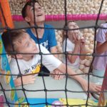 Uczniowie z klas drugich A i B z wizytą w centrum zabaw „Fabryka Misia”