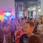 Uczniowie z klas drugich A i B z wizytą w centrum zabaw „Fabryka Misia”