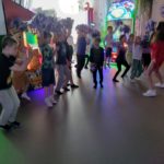 Uczniowie z klas drugich A i B z wizytą w centrum zabaw „Fabryka Misia”