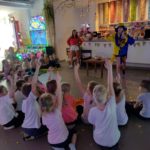 Uczniowie z klas drugich A i B z wizytą w centrum zabaw „Fabryka Misia”