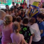 Uczniowie z klas drugich A i B z wizytą w centrum zabaw „Fabryka Misia”