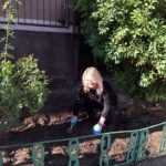 Wolontariusze z SP 4 z opiekunami przygotowali rabatki do akcji „Pola Nadziei”.