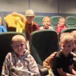 Klasy I a i I d na spektaklu teatralnym „Baśnie znane i lubiane” w GCK