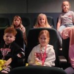 Klasy I a i I d na spektaklu teatralnym „Baśnie znane i lubiane” w GCK