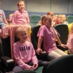 Klasy I a i I d na spektaklu teatralnym „Baśnie znane i lubiane” w GCK