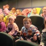 Klasy I a i I d na spektaklu teatralnym „Baśnie znane i lubiane” w GCK