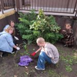 Wolontariusze z SP 4 z opiekunami przygotowali rabatki do akcji „Pola Nadziei”.