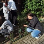 Wolontariusze z SP 4 z opiekunami przygotowali rabatki do akcji „Pola Nadziei”.