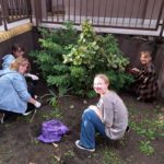 Wolontariusze z SP 4 z opiekunami przygotowali rabatki do akcji „Pola Nadziei”.