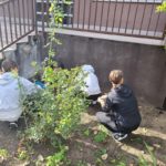 Wolontariusze z SP 4 z opiekunami przygotowali rabatki do akcji „Pola Nadziei”.