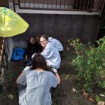 Wolontariusze z SP 4 z opiekunami przygotowali rabatki do akcji „Pola Nadziei”.