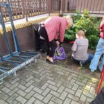 Wolontariusze z SP 4 z opiekunami przygotowali rabatki do akcji „Pola Nadziei”.